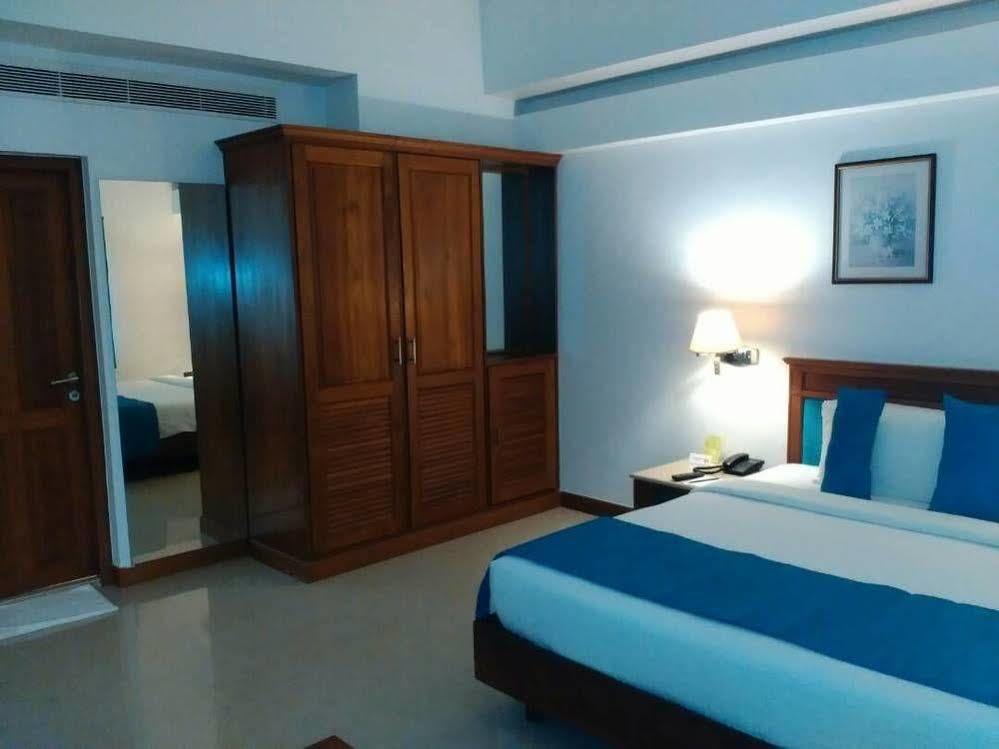 The Avenue Center Hotel Kochi Exterior foto