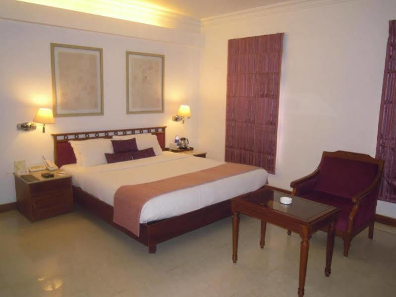 The Avenue Center Hotel Kochi Exterior foto